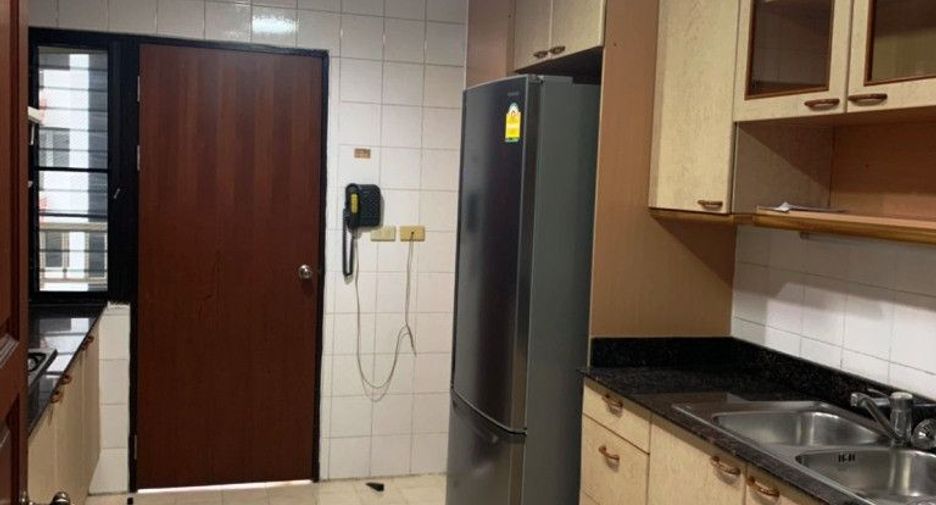 Condo en alquiler de 3 habitaciones en Watthana, Bangkok