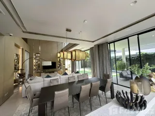 Casa adosada en alquiler de 5 habitaciones en Huai Khwang, Bangkok