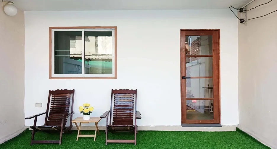 Casa adosada en alquiler de 4 habitaciones en Bang Khen, Bangkok