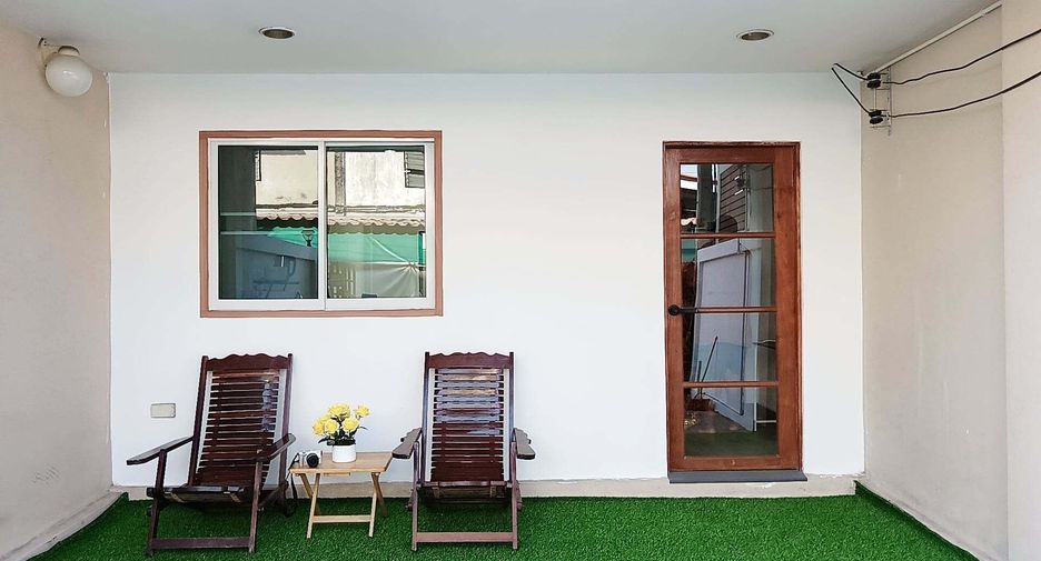 Casa adosada en alquiler de 4 habitaciones en Bang Khen, Bangkok