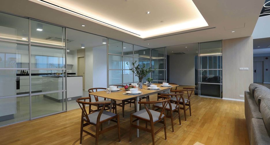 For rent 4 bedrooms apartment in Watthana, Bangkok
