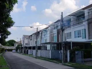 出租 3 卧室 联排别墅 在 Bang Kapi, 曼谷