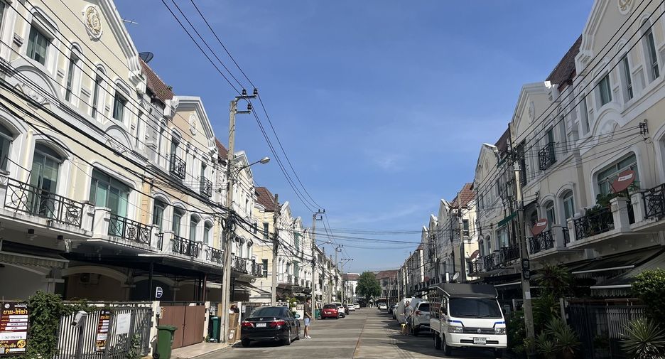 For rent 3 bedrooms townhouse in Lat Phrao, Bangkok