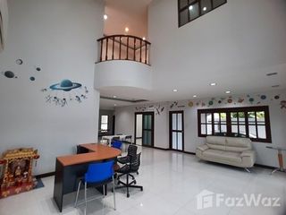 Haus zur Miete mit 8 Zimmer in Phra Khanong, Bangkok