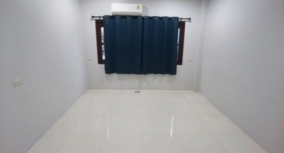 For rent 8 ベッドルーム house in Phra Khanong, Bangkok