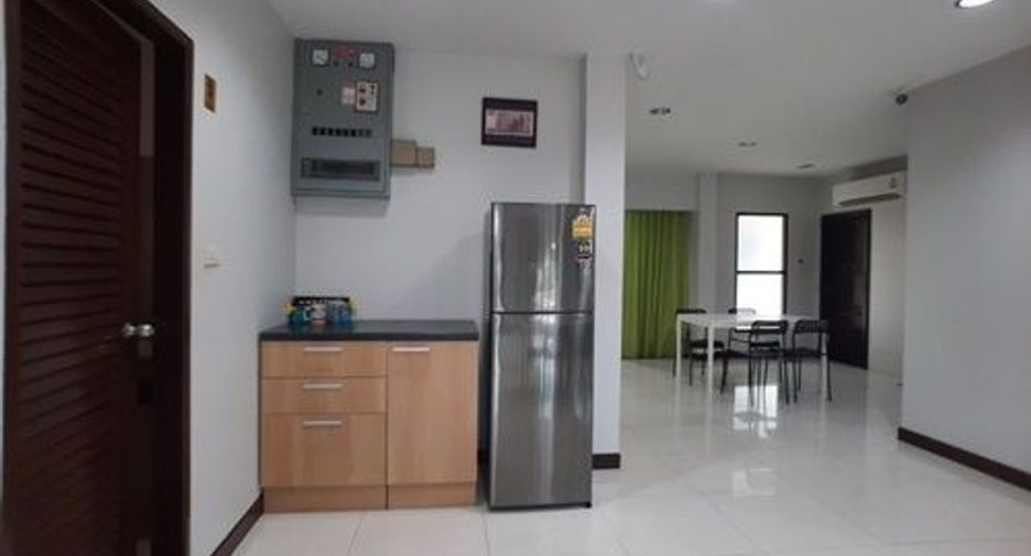 For rent 8 ベッドルーム house in Phra Khanong, Bangkok