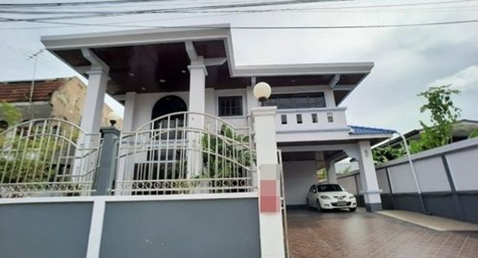 For rent 8 ベッドルーム house in Phra Khanong, Bangkok