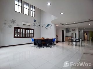 Haus zur Miete mit 8 Zimmer in Phra Khanong, Bangkok