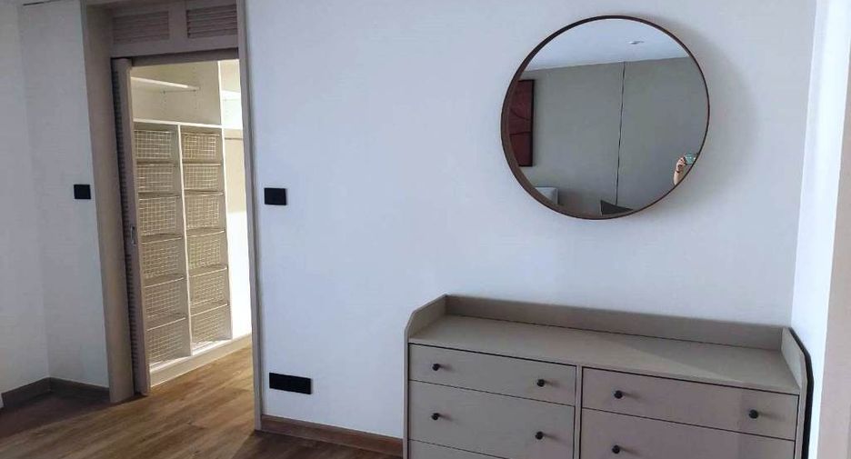 For rent 4 bedrooms condo in Sathon, Bangkok
