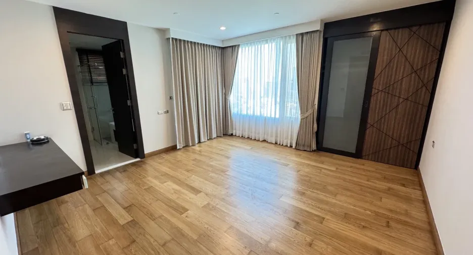 For rent 4 bedrooms condo in Khlong Toei, Bangkok