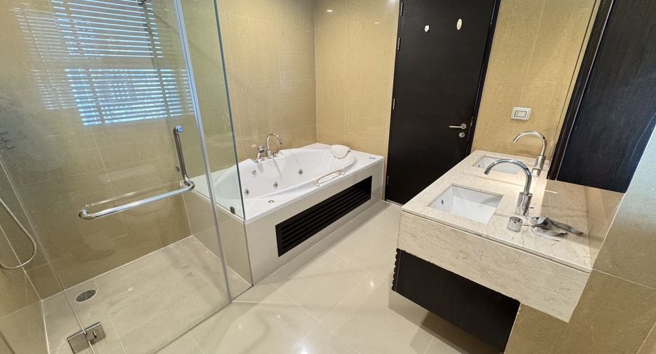 For rent 4 bedrooms condo in Khlong Toei, Bangkok