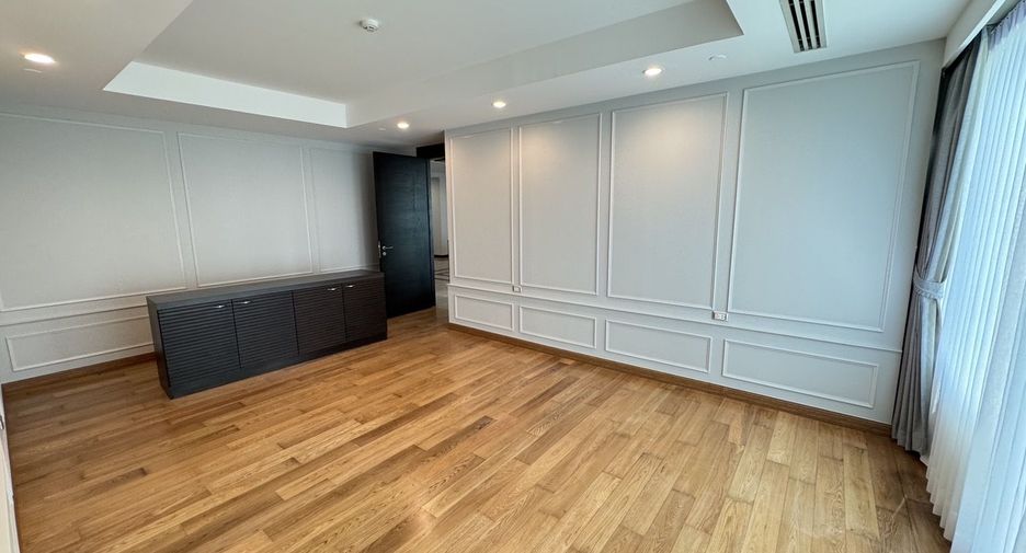 For rent 4 bedrooms condo in Khlong Toei, Bangkok