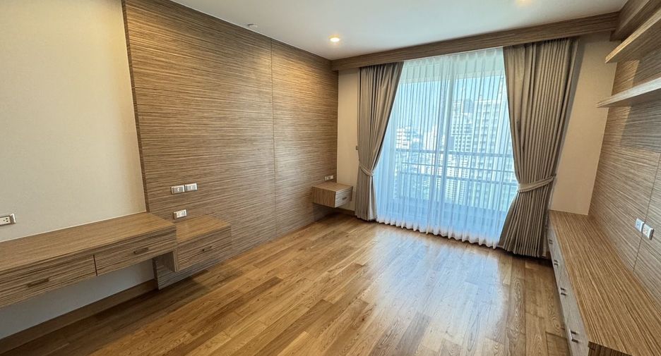 For rent 4 bedrooms condo in Khlong Toei, Bangkok