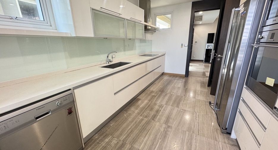 For rent 4 bedrooms condo in Khlong Toei, Bangkok