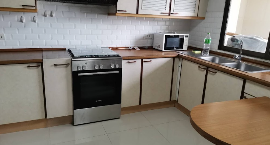For rent 3 bedrooms condo in Khlong Toei, Bangkok