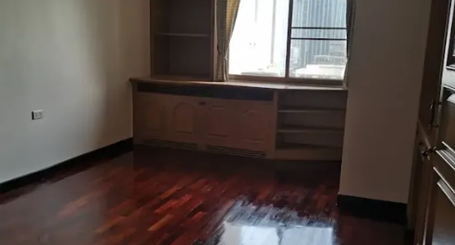 For rent 3 bedrooms condo in Khlong Toei, Bangkok
