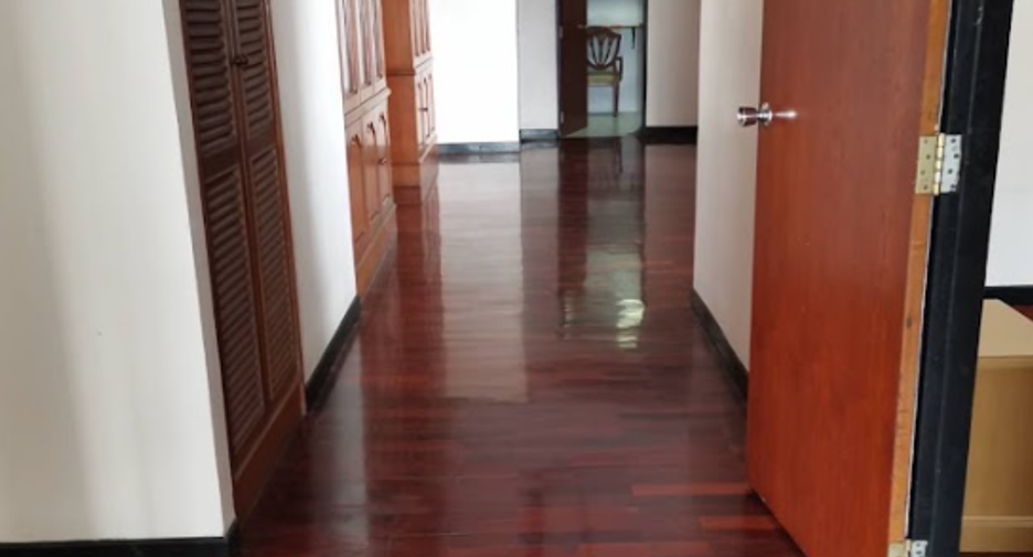 For rent 3 bedrooms condo in Khlong Toei, Bangkok