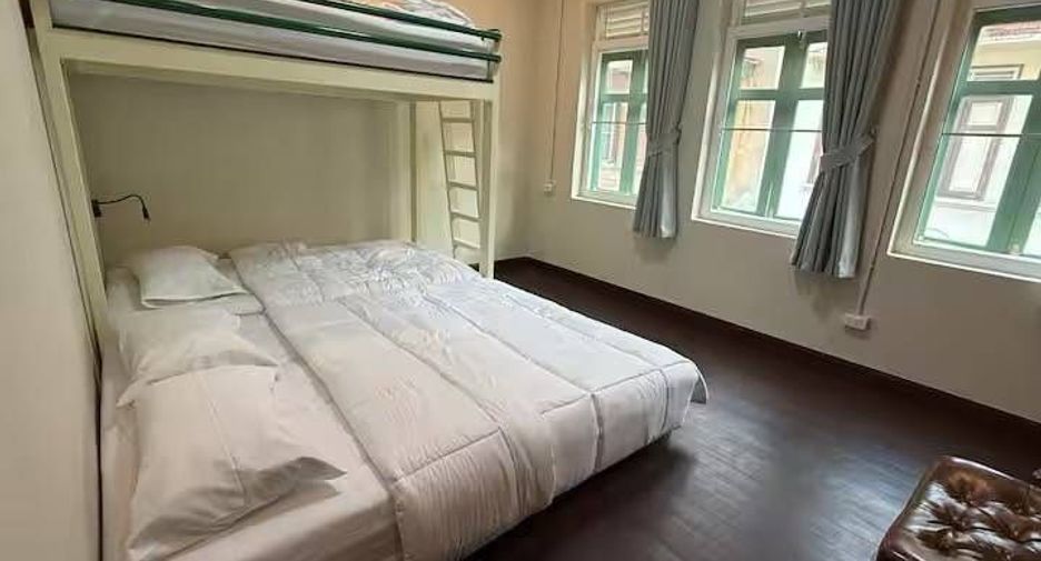 For rent 2 bedrooms townhouse in Bang Rak, Bangkok