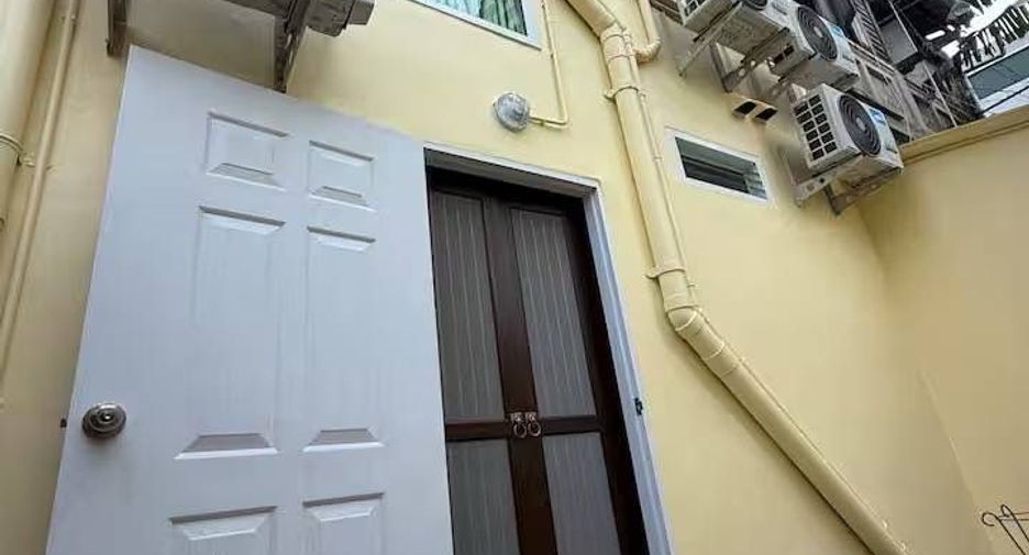 For rent 2 bedrooms townhouse in Bang Rak, Bangkok