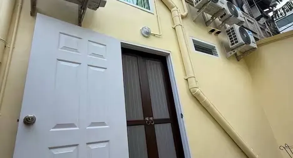 For rent 2 bedrooms townhouse in Bang Rak, Bangkok