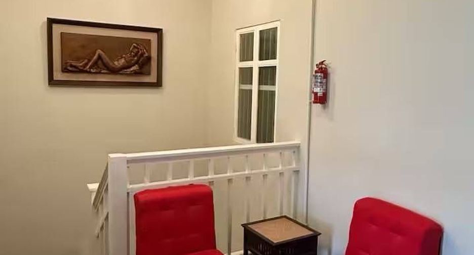 For rent 2 bedrooms townhouse in Bang Rak, Bangkok