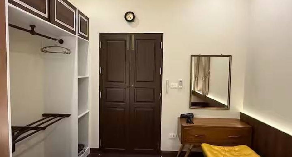 For rent 2 bedrooms townhouse in Bang Rak, Bangkok