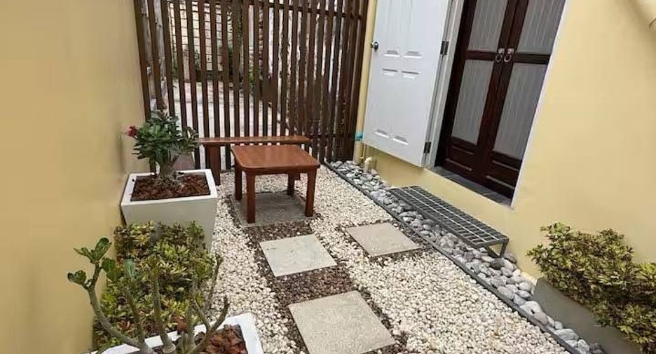 For rent 2 bedrooms townhouse in Bang Rak, Bangkok