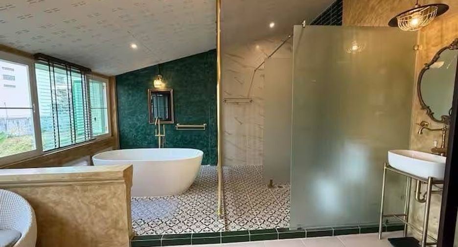 For rent 2 bedrooms townhouse in Bang Rak, Bangkok