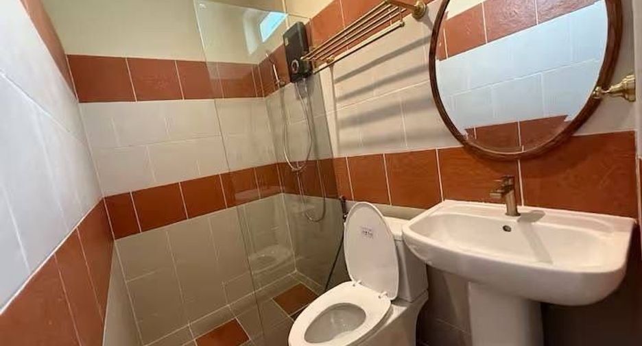 For rent 2 bedrooms townhouse in Bang Rak, Bangkok