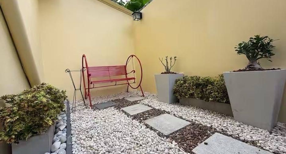 For rent 2 bedrooms townhouse in Bang Rak, Bangkok