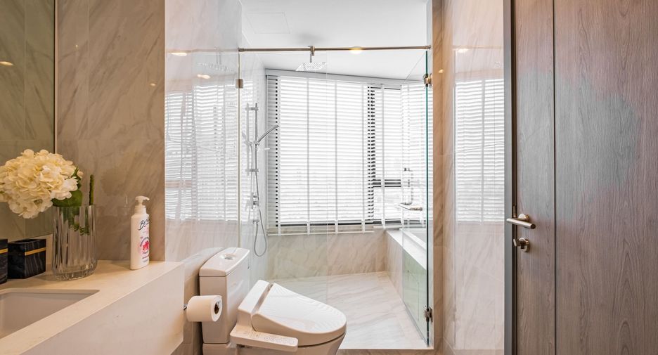 For rent 3 bedrooms condo in Khlong Toei, Bangkok