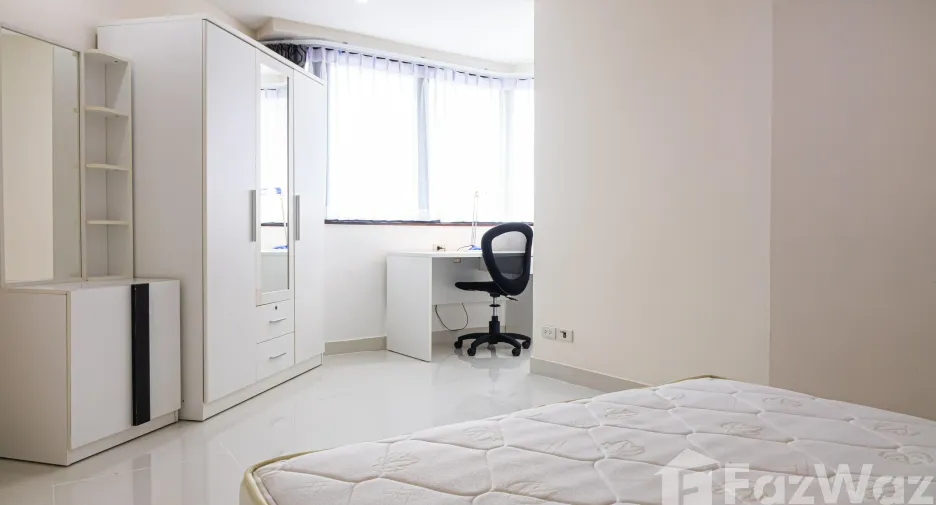 For rent 3 bedrooms condo in Khlong Toei, Bangkok