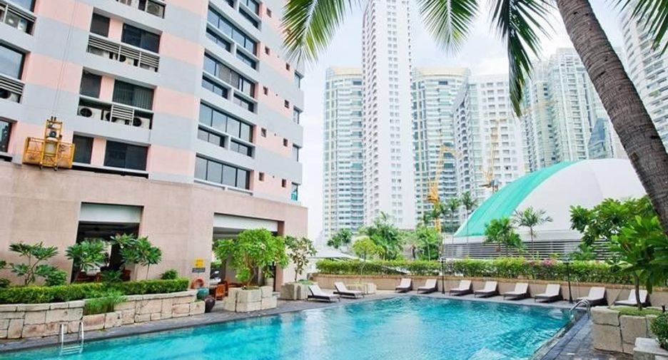 For rent 3 bedrooms condo in Khlong Toei, Bangkok