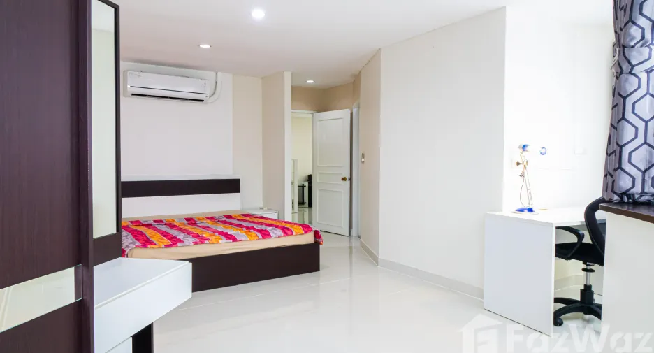 For rent 3 bedrooms condo in Khlong Toei, Bangkok
