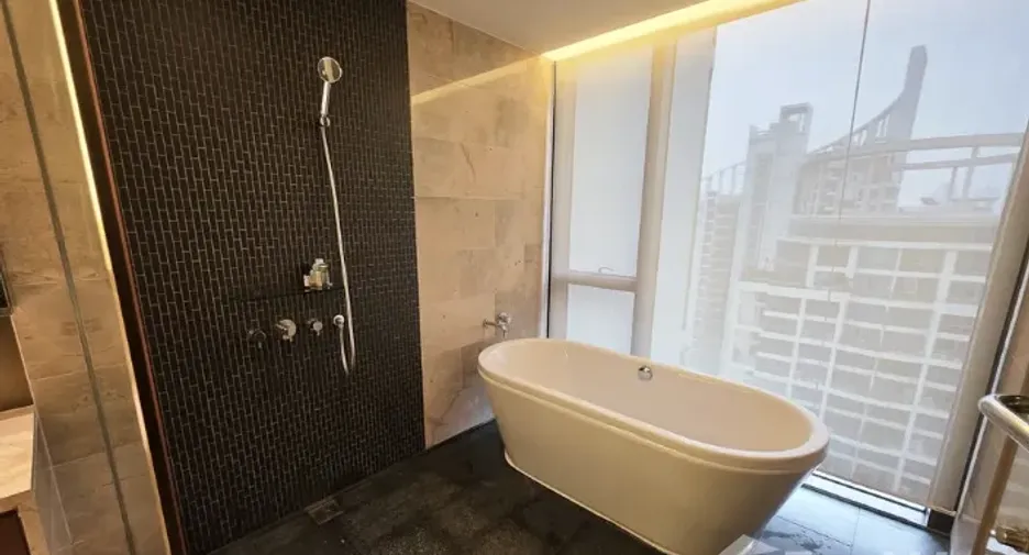 For rent 3 bedrooms condo in Pathum Wan, Bangkok
