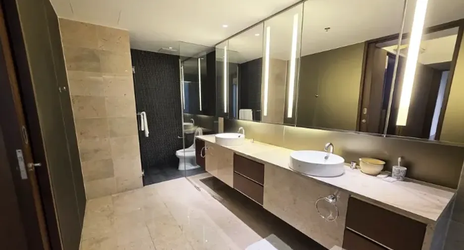 For rent 3 bedrooms condo in Pathum Wan, Bangkok