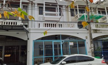For rent 2 bedrooms townhouse in Yan Nawa, Bangkok
