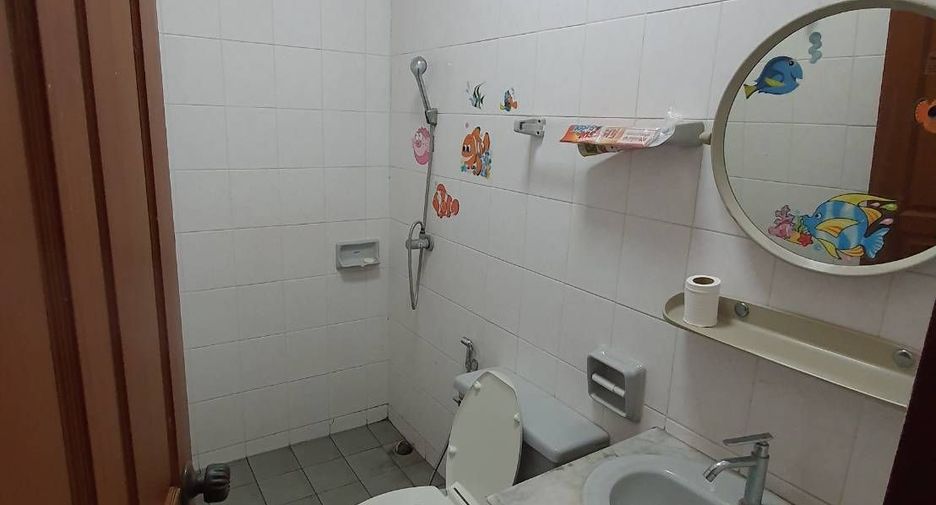 For rent 2 bedrooms townhouse in Yan Nawa, Bangkok