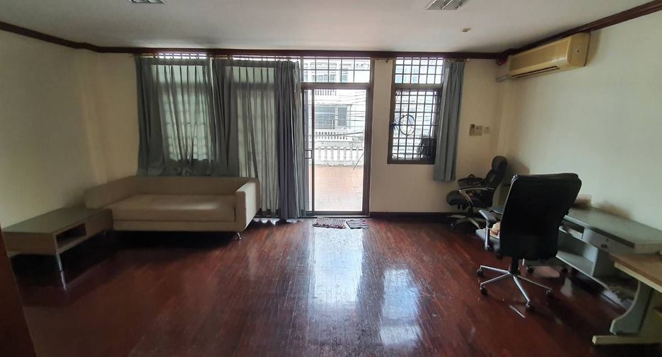 For rent 2 bedrooms townhouse in Yan Nawa, Bangkok