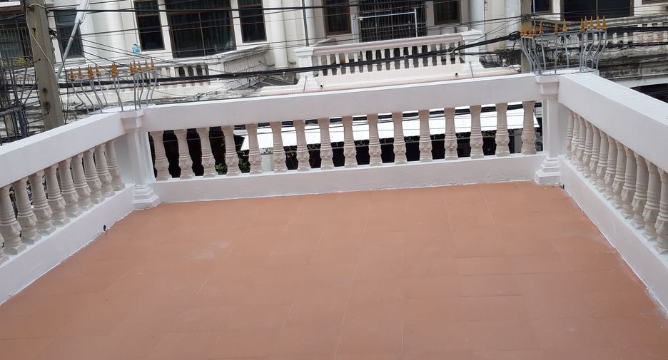 For rent 2 bedrooms townhouse in Yan Nawa, Bangkok