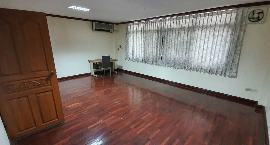 For rent 2 bedrooms townhouse in Yan Nawa, Bangkok