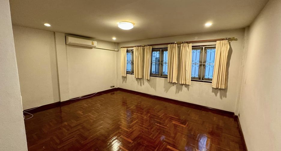 Casa adosada en alquiler de 4 habitaciones en Chatuchak, Bangkok