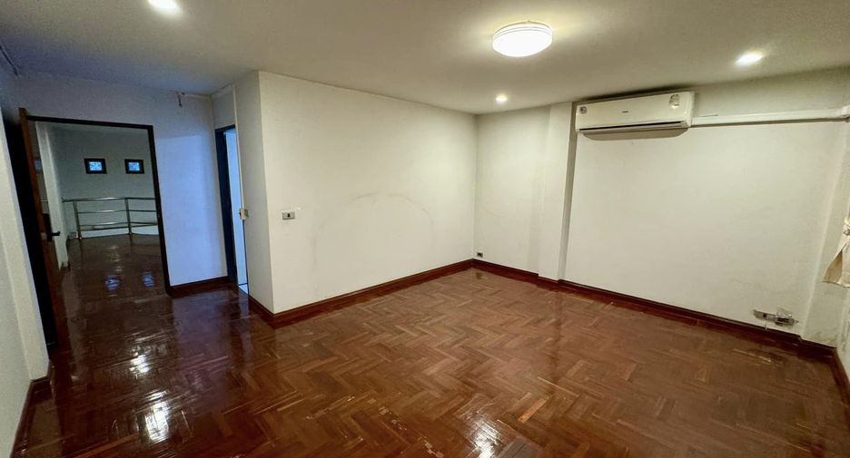 Casa adosada en alquiler de 4 habitaciones en Chatuchak, Bangkok