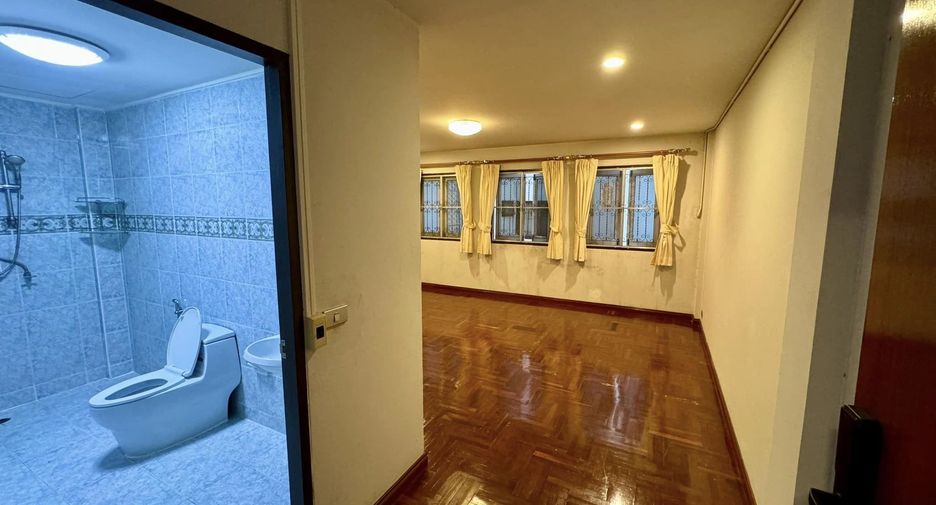 Casa adosada en alquiler de 4 habitaciones en Chatuchak, Bangkok