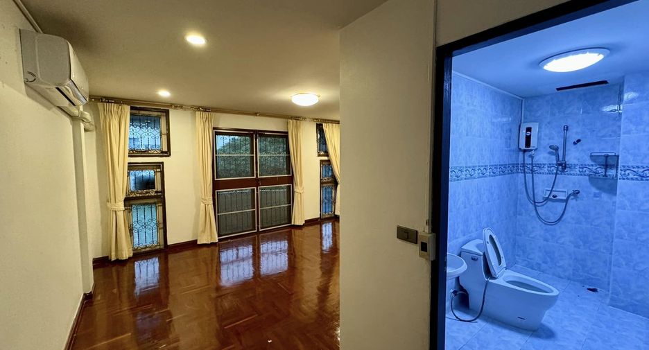 Casa adosada en alquiler de 4 habitaciones en Chatuchak, Bangkok