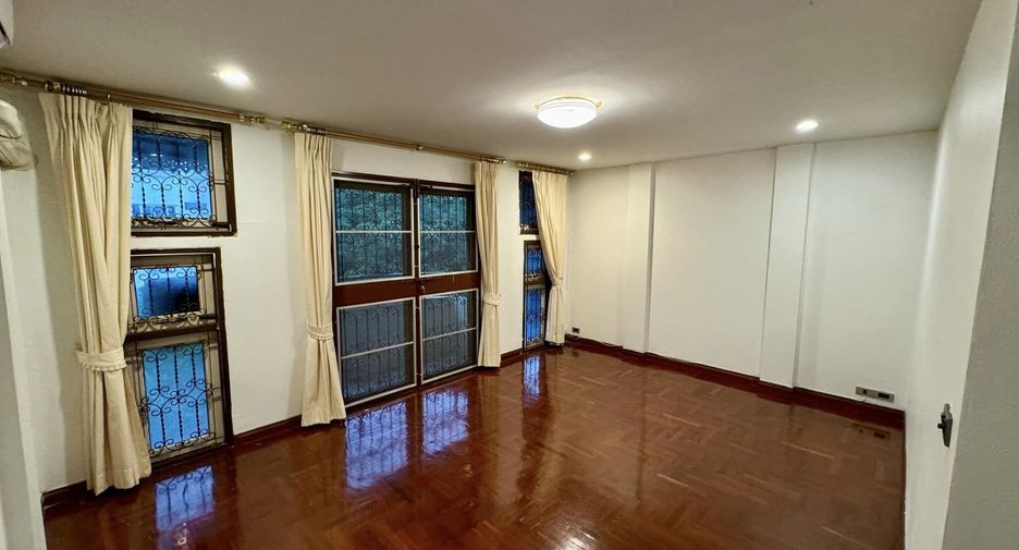 Casa adosada en alquiler de 4 habitaciones en Chatuchak, Bangkok