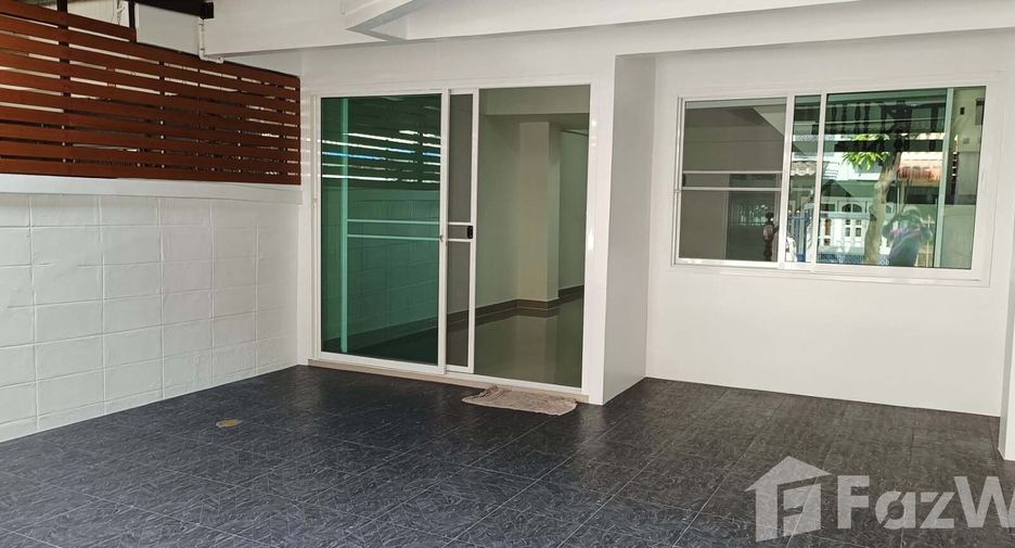 For rent 3 bedrooms townhouse in Bang Na, Bangkok