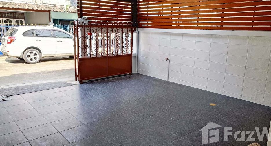 For rent 3 bedrooms townhouse in Bang Na, Bangkok