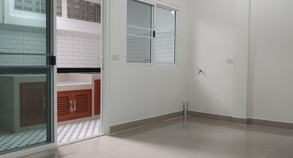 For rent 3 bedrooms townhouse in Bang Na, Bangkok