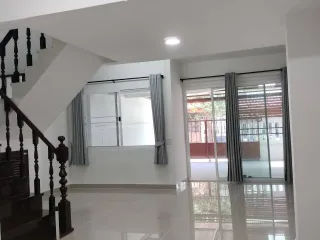 For rent 3 bedrooms townhouse in Bang Na, Bangkok